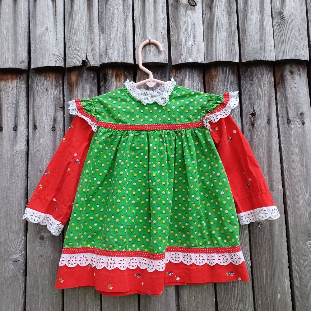 Vintage 70s handmade red green ditzy print eyelet lace ruffle cotton dress 24 M